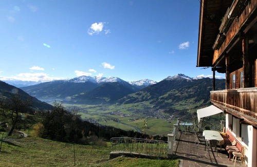 Holdernach Villa | Cozy Villa Apartment for 10 with WiFi and Pet-Friendly Options