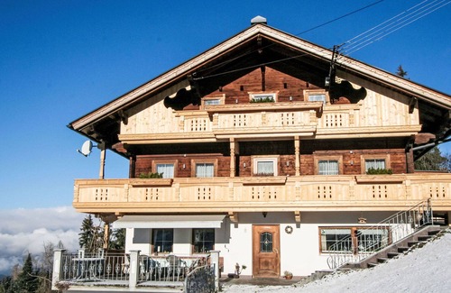 Holdernach Villa | Cozy Villa Apartment for 10 with WiFi and Pet-Friendly Options