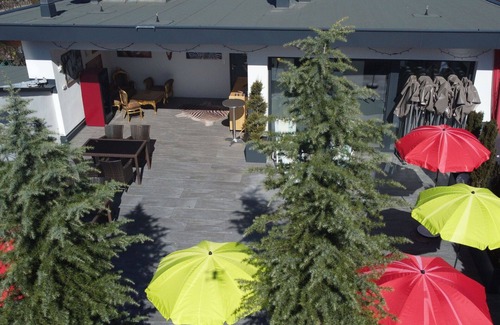 Uderns Apartment | Cozy Apartment for 6 with Lake View, WIFI & Parking