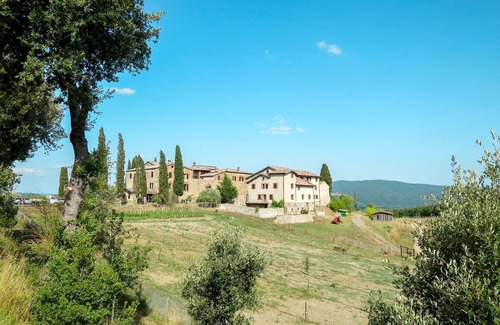 Santo Villa | Inviting Apartment with Pool, Pets Welcome & Scenic Views