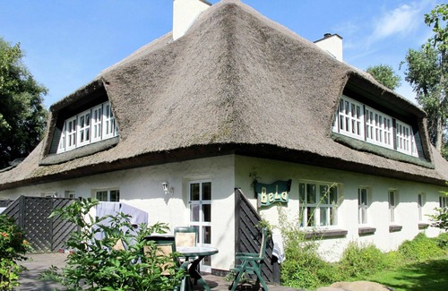 Altenkirchen Villa | Inviting Villa Apartment for 4 with Ocean Views & Pets