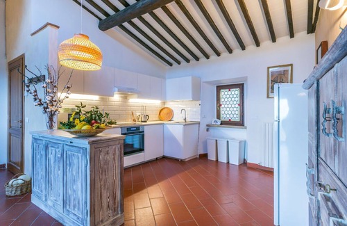 Casale Marittimo Apartment | Inviting Apartment for 5 with Ocean View and Pet-Friendly Perks