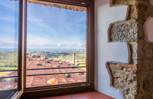 Casale Marittimo Apartment | Inviting Apartment for 5 with Ocean View and Pet-Friendly Perks