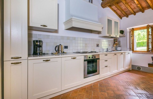 Castelfiorentino Villa | Comfortable Villa Apartment for 8 with Pool and Pet-Friendly