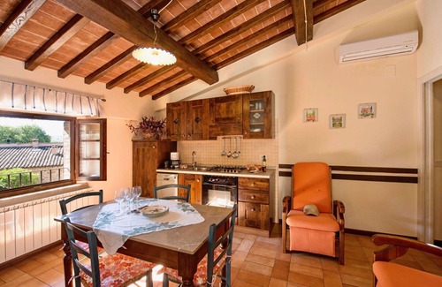 Popoltaio-Schiacciato Villa | Inviting Villa Apartment for 4 with Pool and Lake View