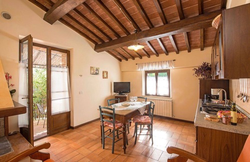 Popoltaio-Schiacciato Villa | Inviting Villa Apartment for 4 with Pool and Lake View
