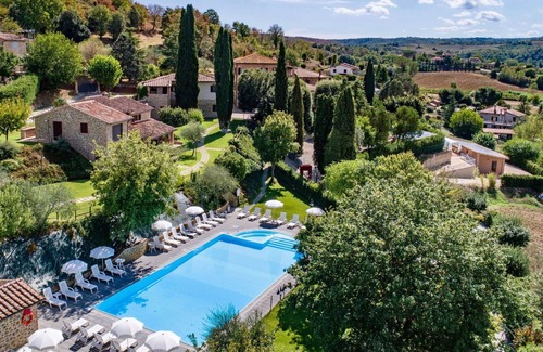 Popoltaio-Schiacciato Villa | Inviting Villa Apartment for 4 with Pool and Lake View