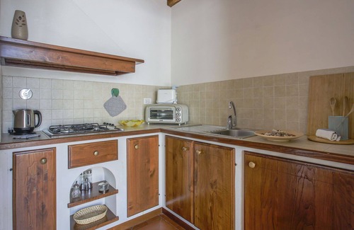 Sesto Fiorentino Villa | Delightful Villa Apartment for 3 with Pool, WIFI & Pets