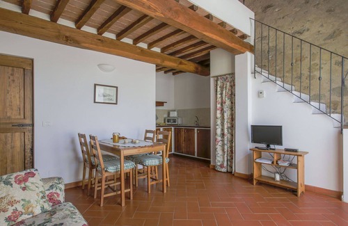 Sesto Fiorentino Villa | Delightful Villa Apartment for 3 with Pool, WIFI & Pets