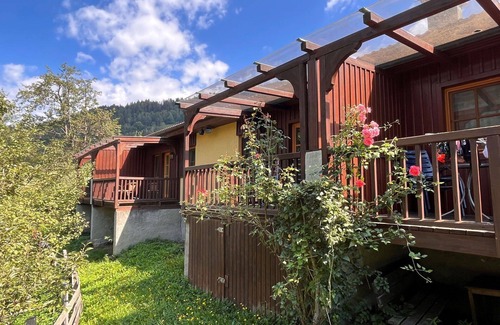 Treffen Villa | Cozy Villa Apartment for 4 with WIFI, Pets Welcome & Terrace