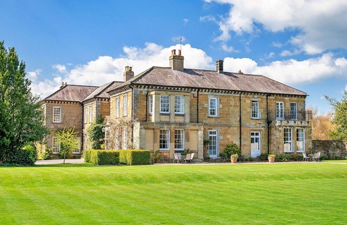 Thirsk Apartment | Cosy apartment for 6 people with hot tub, pool, WIFI and terrace