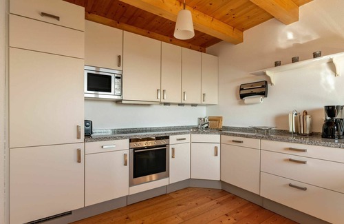 Albeck Apartment | Comfortable Apartment for 10 with WIFI, Patio & Parking