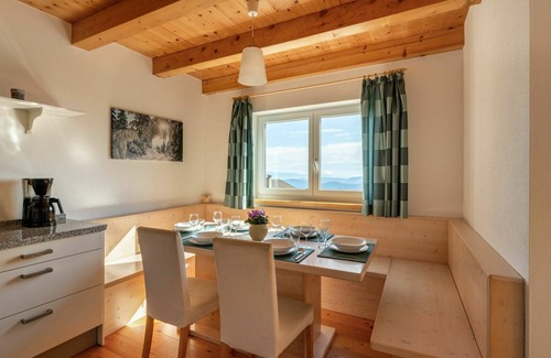 Albeck Apartment | Comfortable Apartment for 10 with WIFI, Patio & Parking