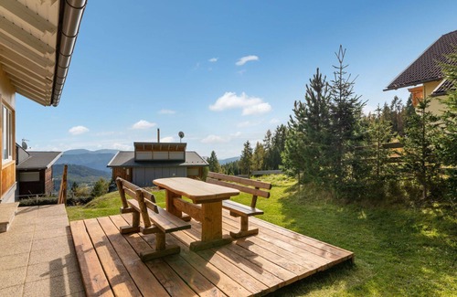 Albeck Apartment | Comfortable Apartment for 10 with WIFI, Patio & Parking