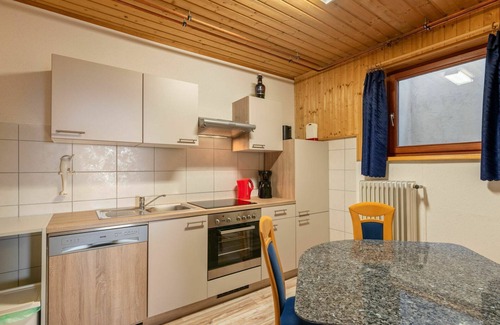 Albeck Apartment | Spacious Apartment for 14 with WIFI, Patio & Parking