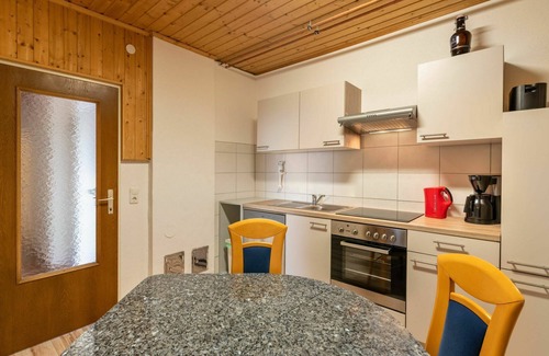 Albeck Apartment | Spacious Apartment for 14 with WIFI, Patio & Parking