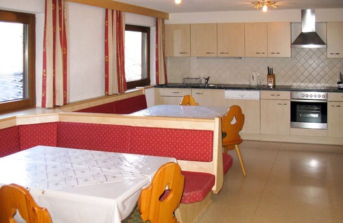Schwendau Apartment | Spacious Apartment for 24 Guests with Balcony & Parking