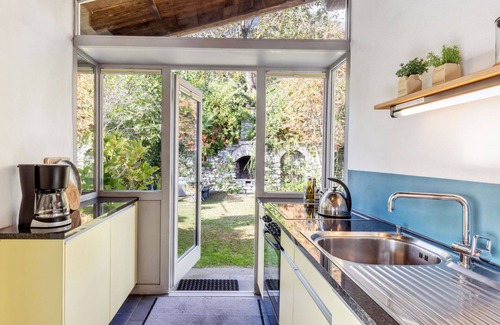 Orselina Apartment | Cosy apartment for 2 guests with WIFI and balcony