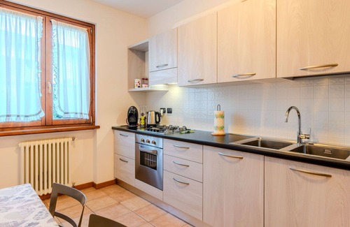 Dongo Apartment | Cosy apartment for 2 guests with WIFI, TV, balcony and parking