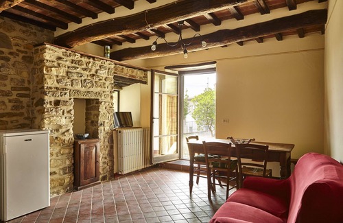 Capolona Apartment | Charming Apartment with Pool, Pets Welcome & Panoramic Views
