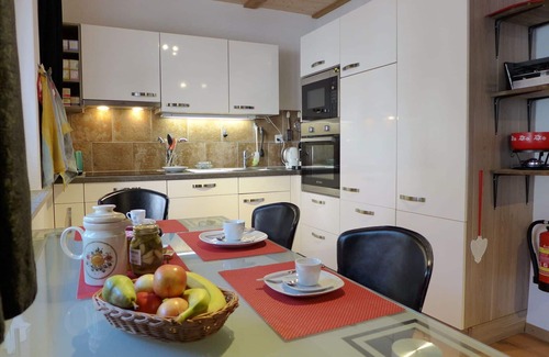 Boenigen Apartment | Cozy Apartment with WIFI, Terrace, and Lake View Amenities