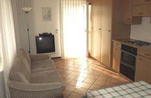 Carona Apartment | Inviting Apartment for 3 with Panoramic Views & WIFI