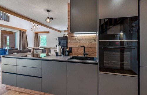 Solk Apartment | Inviting Apartment for 4 with Hot Tub, Lake View & WIFI