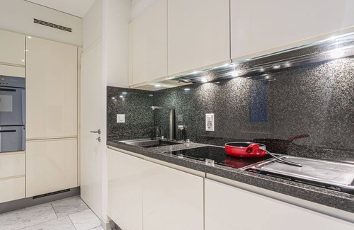 Montreux City Centre Apartment | Cozy Apartment with Balcony, Lake View & Free WIFI