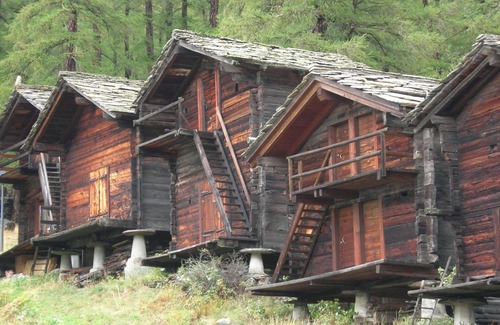 Saas-Balen Apartment | Cozy Apartment for 4 with WIFI, Parking & Spa Access