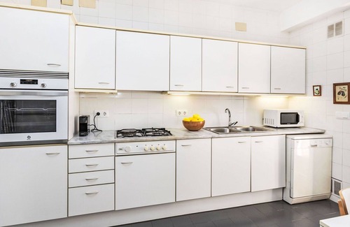 La Vila Olimpica del Poblenou Apartment | Cozy Apartment for 4 with WiFi, A/C & Balcony Retreat
