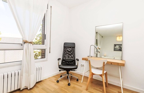 La Vila Olimpica del Poblenou Apartment | Cozy Apartment for 4 with WiFi, A/C & Balcony Retreat