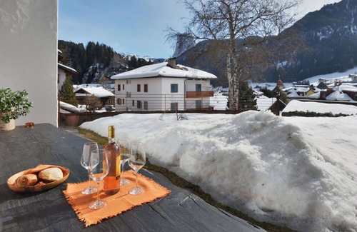 Ortisei Apartment | Cosy apartment for 4 guests with WIFI, TV, balcony and parking