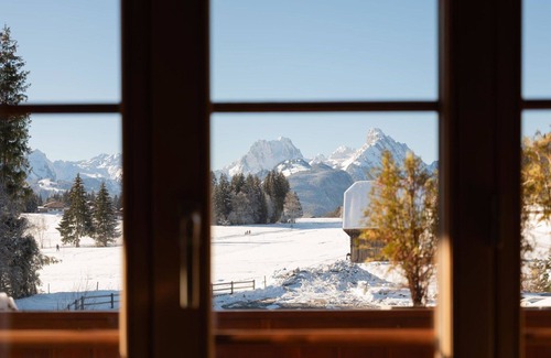 Saanenmoeser Apartment | Cozy Apartment for 4 with WIFI, Balcony & Pet-Friendly