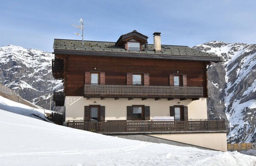 Trepalle Apartment | Cozy Apartment for 4 with WIFI, Terrace & Parking