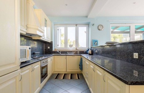 Mali Ston Apartment | Cozy Apartment for 4 with Hot Tub and Balcony Access
