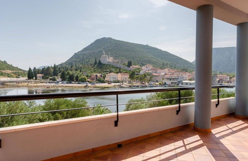 Mali Ston Apartment | Cozy Apartment for 4 with Hot Tub and Balcony Access
