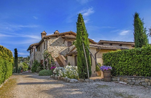 Allerona Apartment | Cozy Apartment for 4 with Pool, Pet-Friendly & Parking