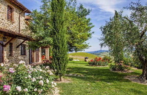 Allerona Apartment | Cozy Apartment for 4 with Pool, Pet-Friendly & Parking