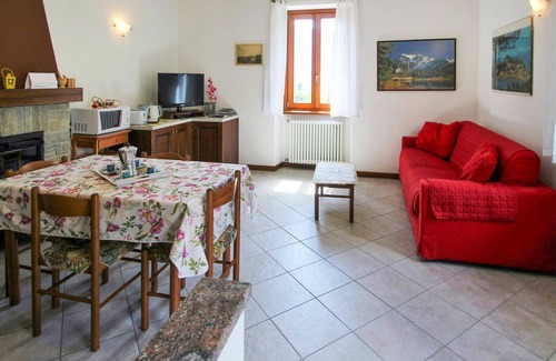 Cremia Apartment | Comfortable Getaway for 4 with Balcony and Parking