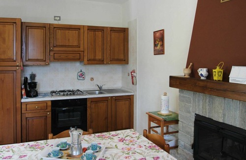 Cremia Apartment | Comfortable Getaway for 4 with Balcony and Parking