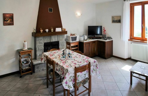 Cremia Apartment | Comfortable Getaway for 4 with Balcony and Parking