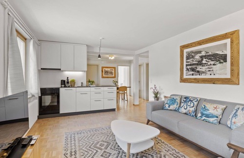 Parpan Apartment | Cozy Apartment for 4 with Balcony, WIFI & Kitchen Access