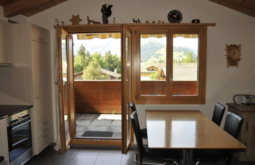 Adelboden Apartment | Inviting Apartment for 5 with WIFI, Balcony, and Kitchen