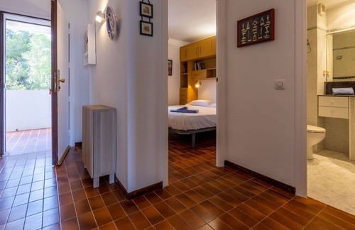 Creixell Apartment | Cosy apartment for 5 people with pool, WIFI, TV, balcony, pets allowed and parking