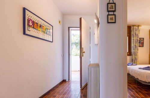 Creixell Apartment | Cosy apartment for 5 people with pool, WIFI, TV, balcony, pets allowed and parking
