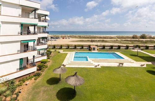 Creixell Apartment | Cosy apartment for 5 people with pool, WIFI, TV, balcony, pets allowed and parking