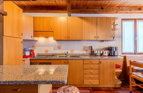 Sfruz Apartment | Cosy apartment for 5 guests with WIFI, TV, terrace and parking