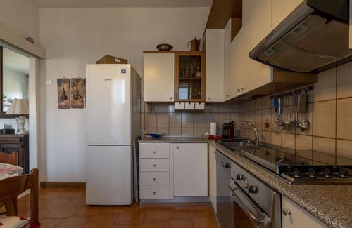Peretola Apartment | Cozy Apartment for 5 with A/C, Balcony & Panoramic Views