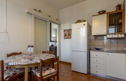 Peretola Apartment | Cozy Apartment for 5 with A/C, Balcony & Panoramic Views