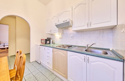 Janske Lazne Apartment | Cozy Apartment for 5 with WIFI, TV, and Convenient Parking